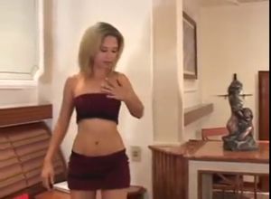 Блондинка отдаётся карлику